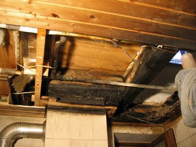 Decke unterhalb der Feuerstätte